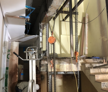 Cắt bê tông để làm cầu thang bộ, thang máy bằng máy móc hiện đại